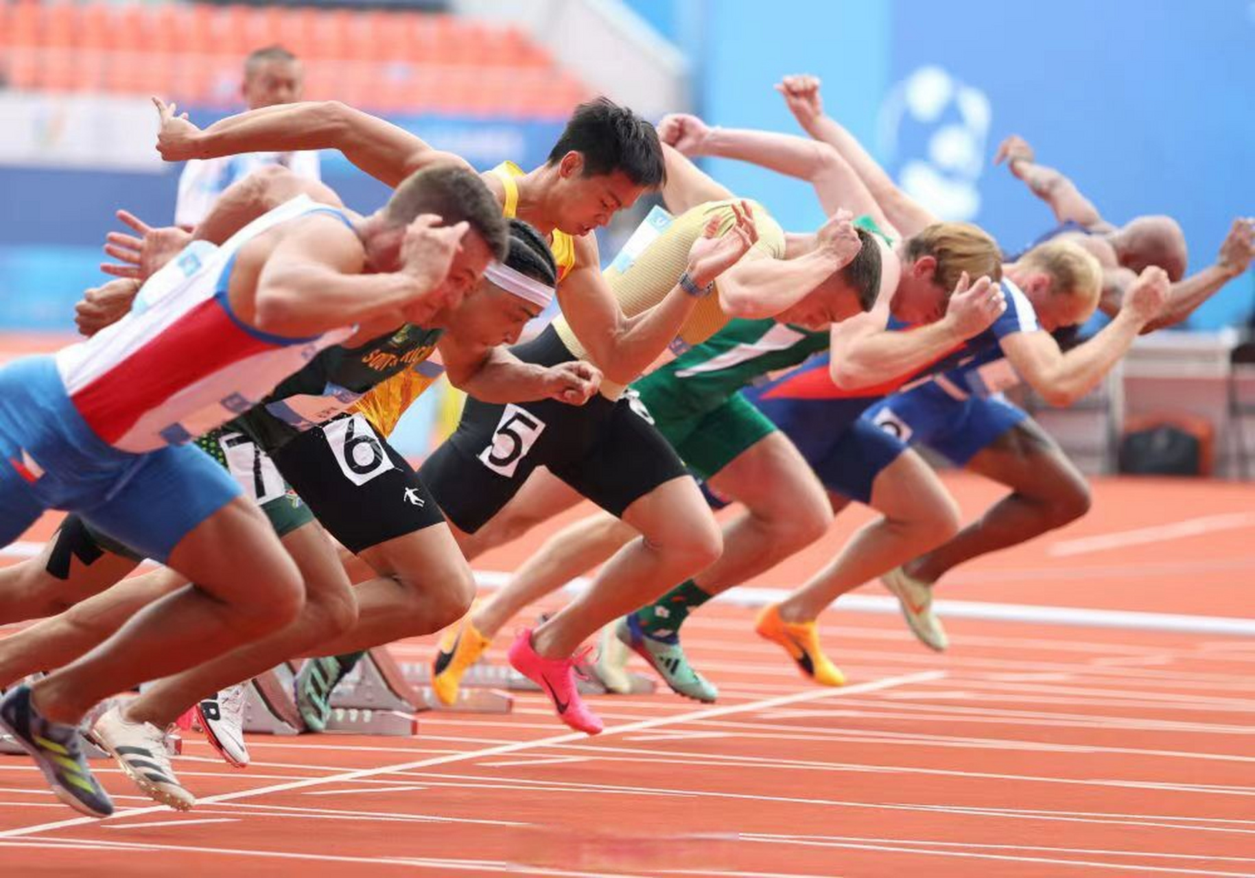 軍號小夜燈 大運賽場上的拼搏之光